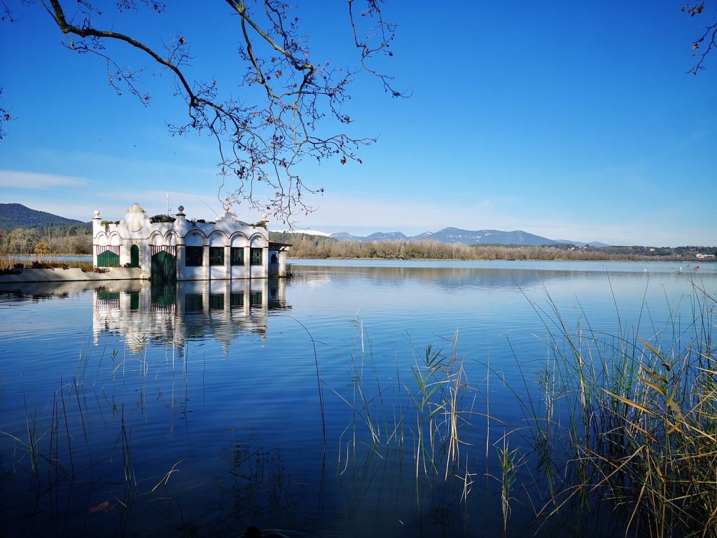 Photo: Lake Banyoles, Spain. Credit: www.travelingbelugas.com.
